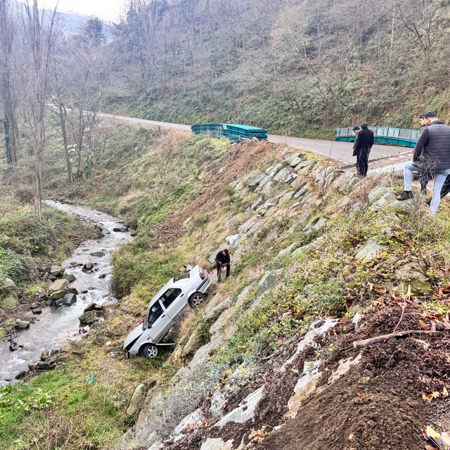 Trabzon'da dere yatağına devrilen otomobildeki 4 kişi yaralandı