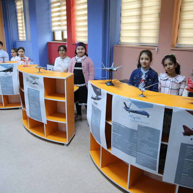 Şanlıurfa'da öğrenciler Yerli Malı Haftası kapsamında yerli ve milli hava a...