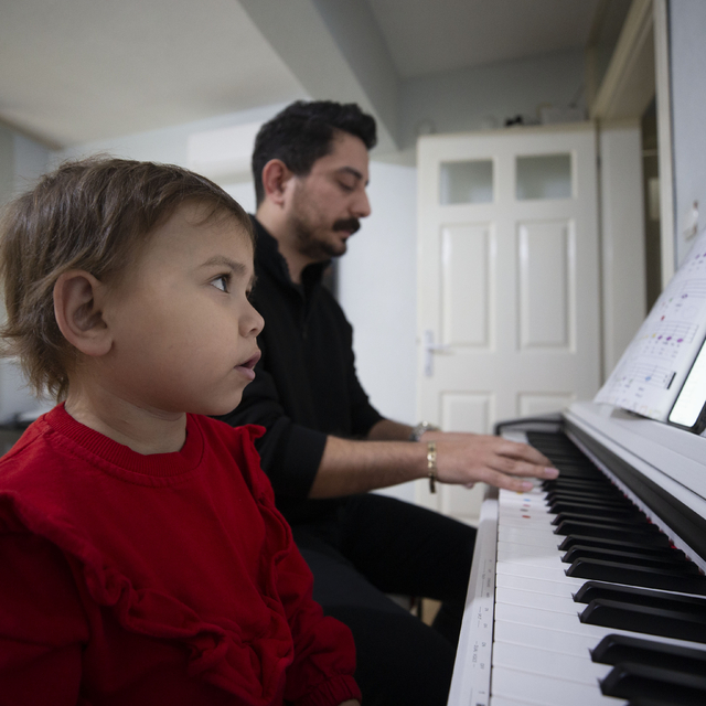 Birçok hastalıkla mücadele eden minik Öykü, müzikle moral buluyor
