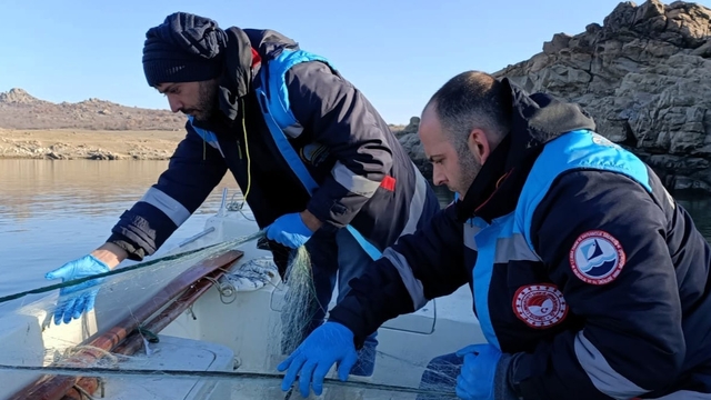 Kırklareli'nde yasak olmasına rağmen baraj gölüne serilen ağ ekiplerce toplandı