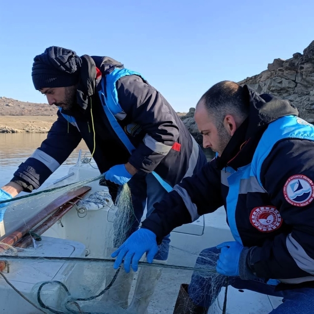 Kırklareli'nde yasak olmasına rağmen baraj gölüne serilen ağ ekiplerce topl...