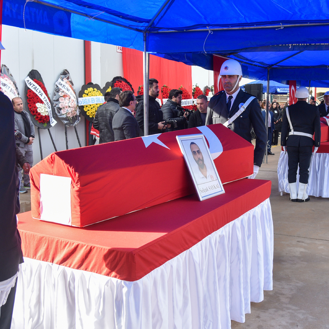 Helikopter kazasında yaşamını yitiren pilot ve sağlık çalışanları için töre...