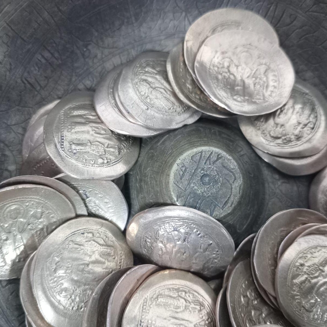 Çanakkale'de tarihi eser operasyonunda 49 sikke ve 6 şifa tası ele geçirild...