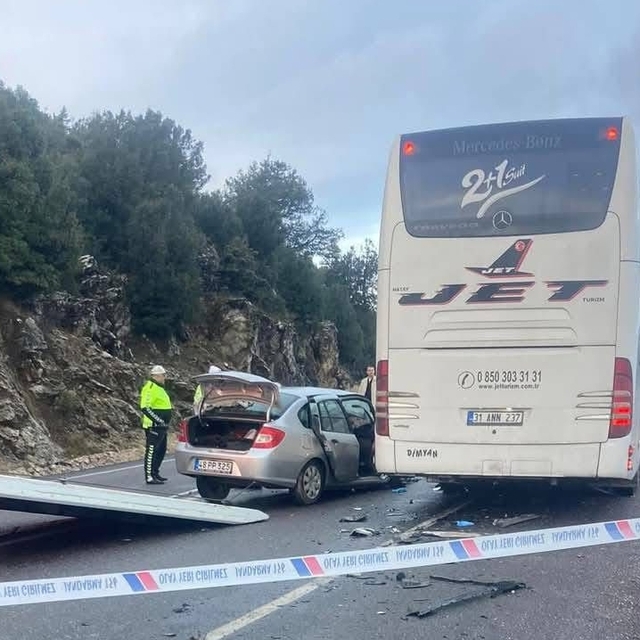 Muğla'da yolcu otobüsü ile çarpışan otomobildeki karı koca öldü