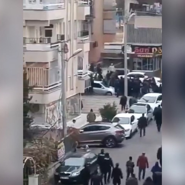 Taziye evinde çıkıp sokağa taşan bıçaklı kavga kamerada; 2 yaralı