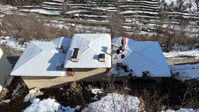 Artvin'de heyelan nedeniyle 3 katlı bina zarar gördü