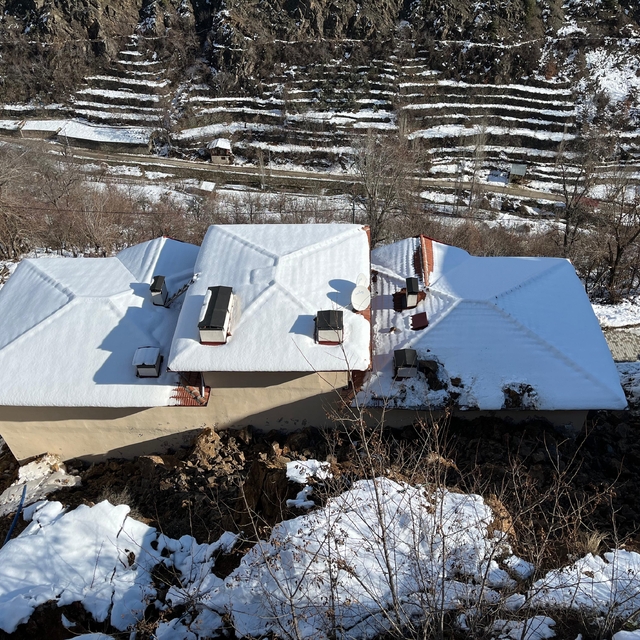 Artvin'de heyelan nedeniyle 3 katlı bina zarar gördü