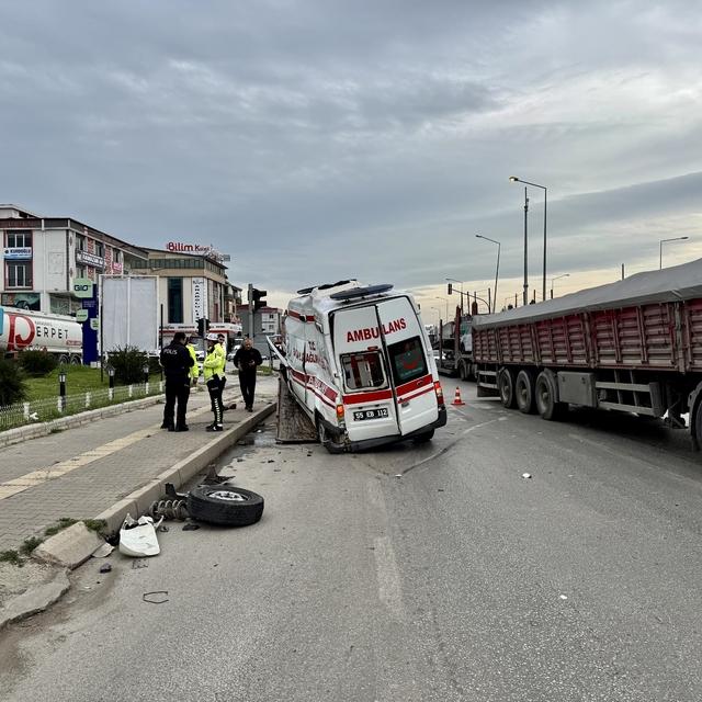 Samsun'da tırla çarpışan ambulansın şoförünün yaralandığı kaza güvenlik kam...