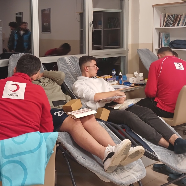 Alaçam'da üniversite öğrencileri kan bağışında bulundu
