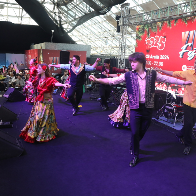 Antalya'da Yılbaşı Festivali'nde yapay kar yağışı etkinliği düzenlendi