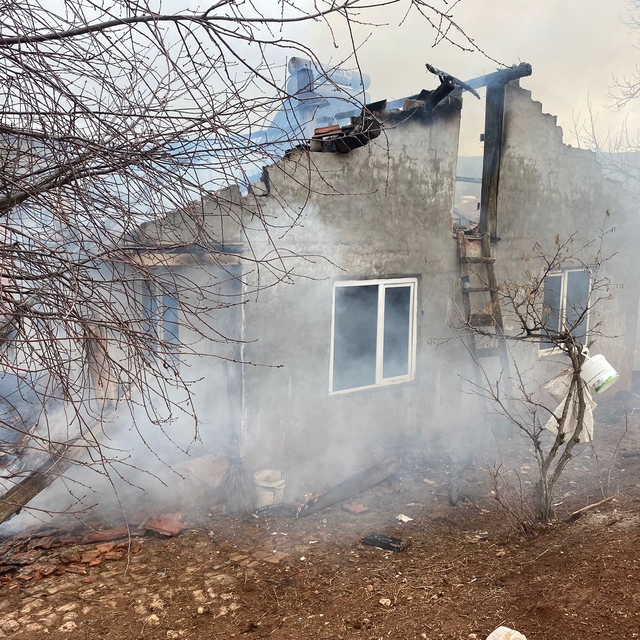 Tokat'ta tek katlı ahşap ev çıkan yangında kullanılmaz hale geldi