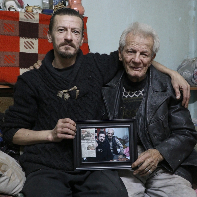 Görme engelli oğlunun bakımı için ev maketleri yapan babaya yardım yağdı