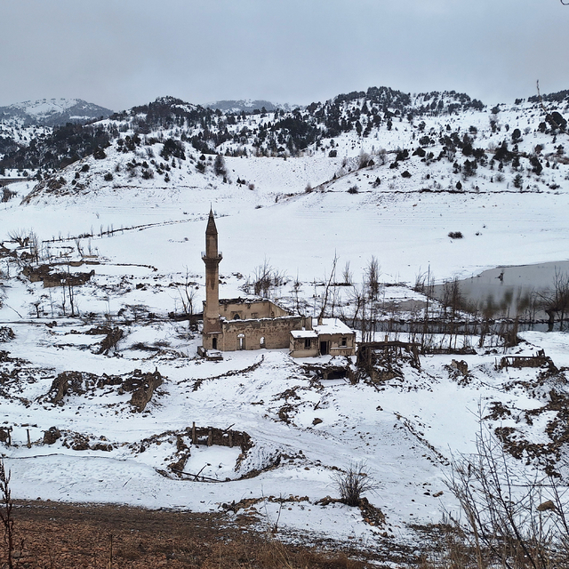 Sivas'ta baraj altında kalan köy, sular çekilince karla kaplandı