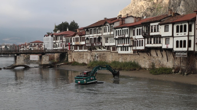 Amasya Yeşilırmak'ta temizlik ve dolgu çalışması