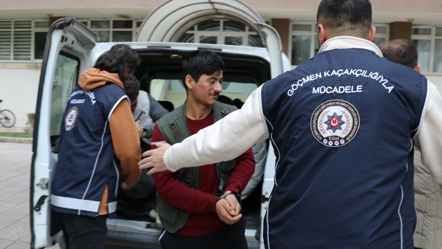 Amasya'da yol kontrolünde otomobildeki 4 düzensiz göçmen yakalandı