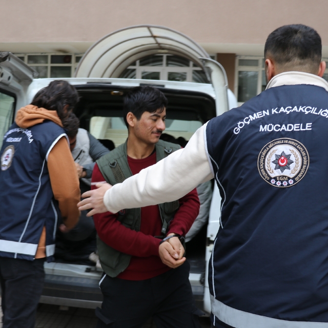 Amasya'da yol kontrolünde otomobildeki 4 düzensiz göçmen yakalandı