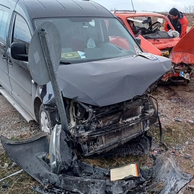 Kırşehir'de otomobil ve hafif ticari aracın çarpıştığı kazada 1'i ağır 3 ki...