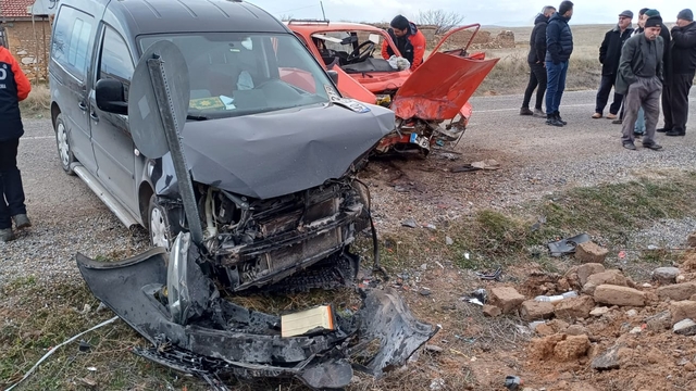 Kırşehir'de otomobil ile hafif ticari araç çarpıştı: 1'i ağır, 3 yaralı