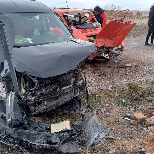 Kırşehir'de otomobil ile hafif ticari araç çarpıştı: 1'i ağır, 3 yaralı