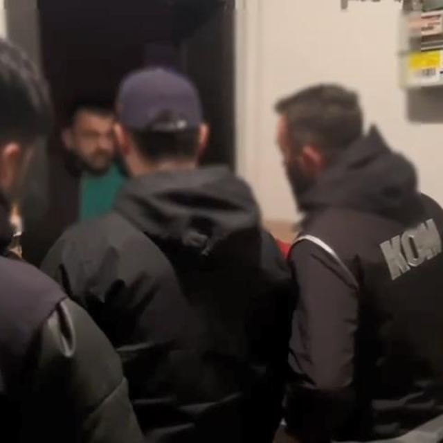 Şirketleri sahte belgelerle ele geçirerek gayrimenkullerini satan suç örgüt...