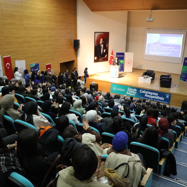 Gençlik ve Spor Bakan Yardımcısı Eminoğlu, Ağrı'da düzenlenen çalıştayda ko...