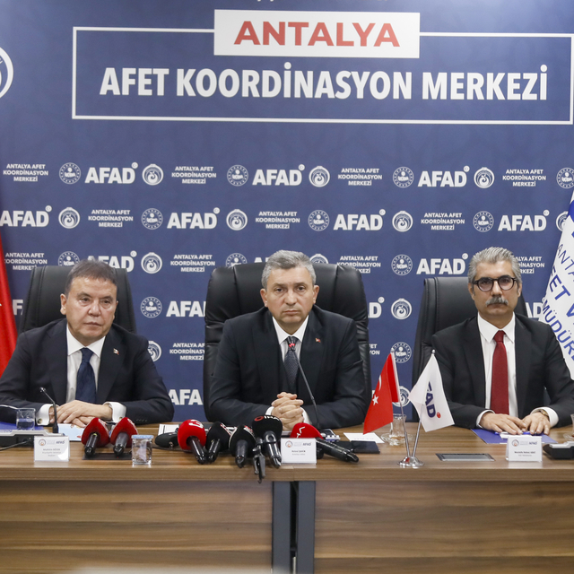 Antalya'ya 'turuncu kod' uyarısı; kentte taşımalı eğitime 1 gün ara verildi