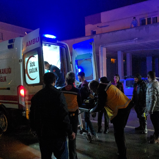 Adana'da park halindeki otomobile çarpan motosikletteki 2 kişi yaralandı