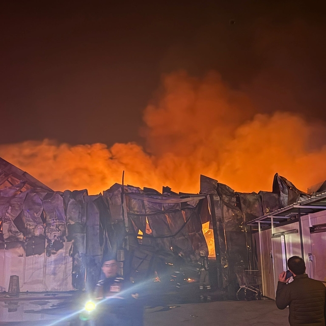 Bursa'da gıda deposunda çıkan yangına müdahale ediliyor