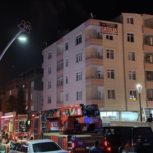 Samsun'da 5 katlı binanın çatısında çıkan yangın maddi hasara neden oldu