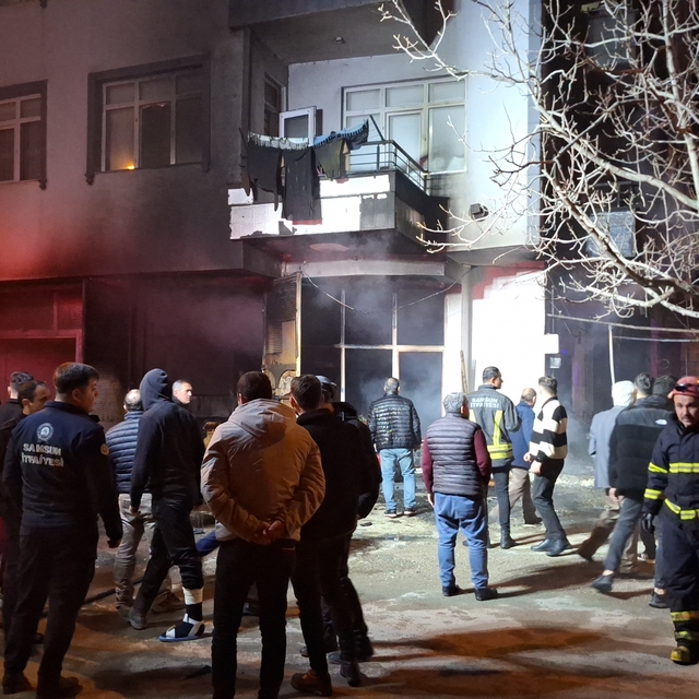 Samsun'da iş yerinde çıkan yangında dumandan etkilenen 2 kişi hastaneye kal...