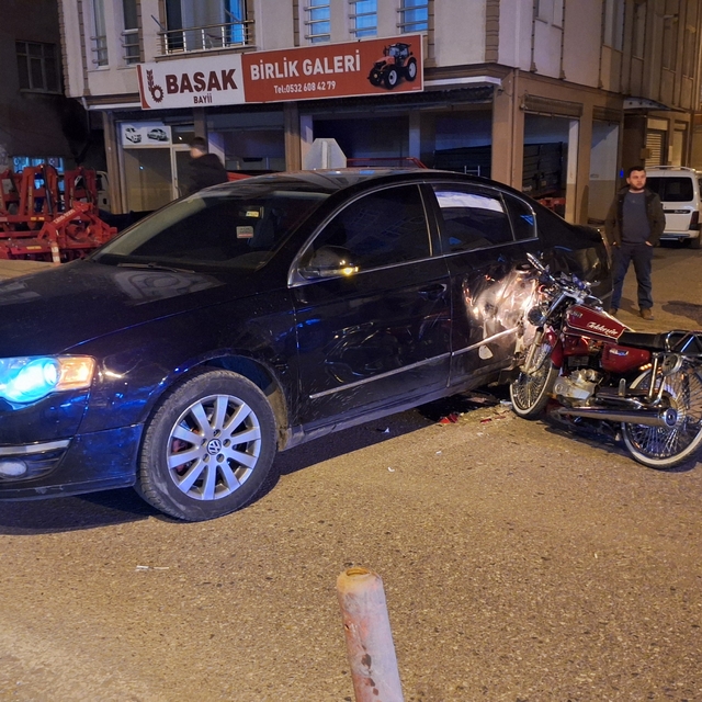 Samsun'da otomobille çarpışan motosikletteki 2 kişi yaralandı