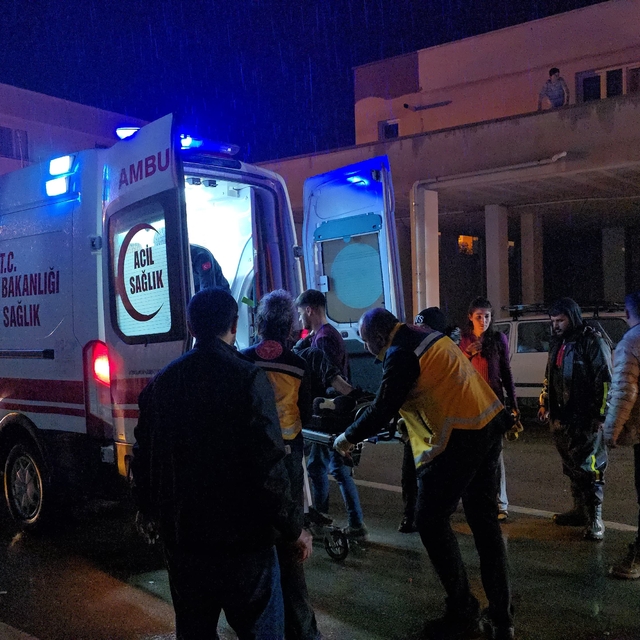 Park halindeki otomobile çarpan motosikletteki 2 kişi yaralandı; kaza anı k...