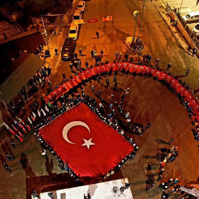 Erzurum'da Sarıkamış şehitleri anısına fener alayı düzenlendi