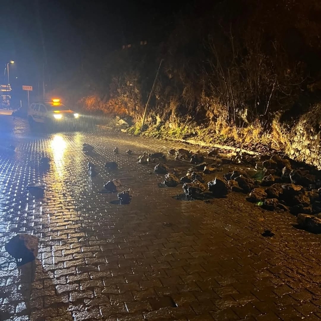 Adana'da yol kenarındaki istinat duvarı yağış sonrası çöktü