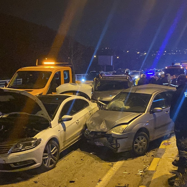 5 aracın karıştığı zincirleme kazada 5 kişi yaralandı