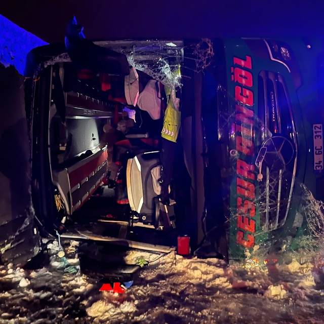 Bingöl'de yolcu otobüsünün devrildiği kazada 2 kişi öldü, 16 kişi yaralandı