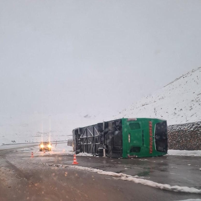 Bingöl'de yolcu otobüsü devrildi; yeni atanan doktor ve eşi öldü, 16 yaralı
