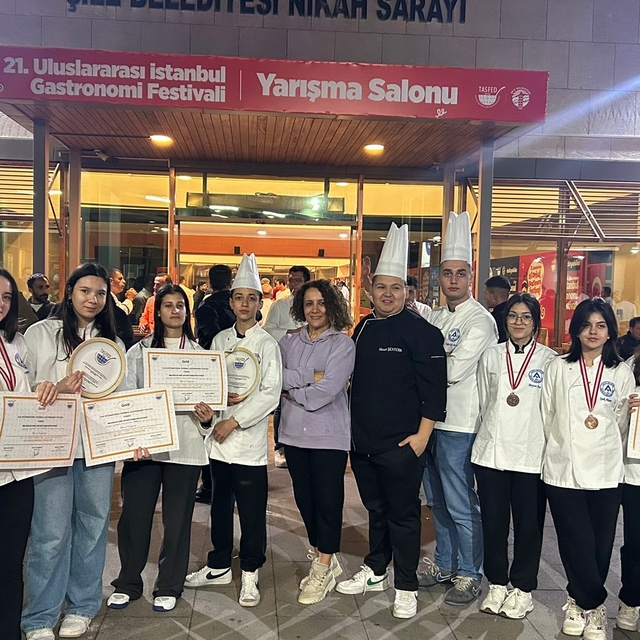 Havva Aslanoba MTAL öğrencileri İstanbul'daki yemek yarışmasında 24 madalya...