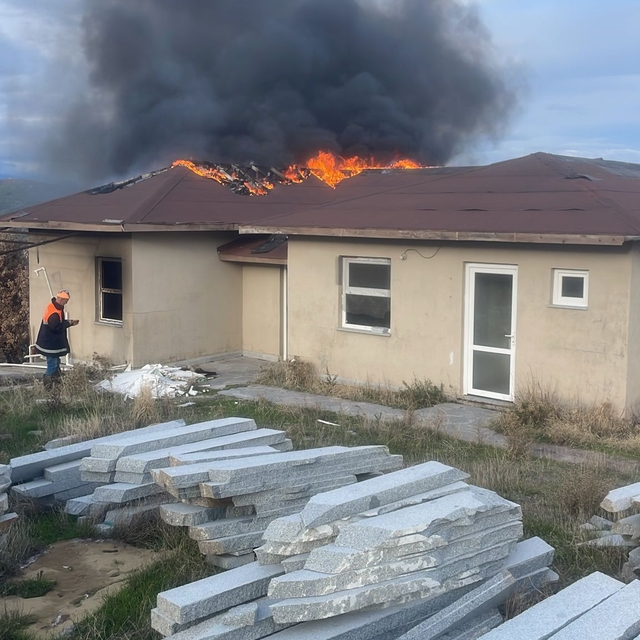 Burhaniye'de taş ocağı şantiyesindeki konteynerde çıkan yangın söndürüldü