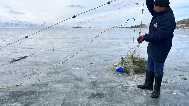 Eskimo usulü balık avı için Çıldır Gölü'ne ilk ağlar atıldı