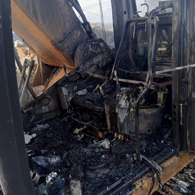 Marmara Adası'nda iş makinesinde çıkan yangın hasara sebep oldu