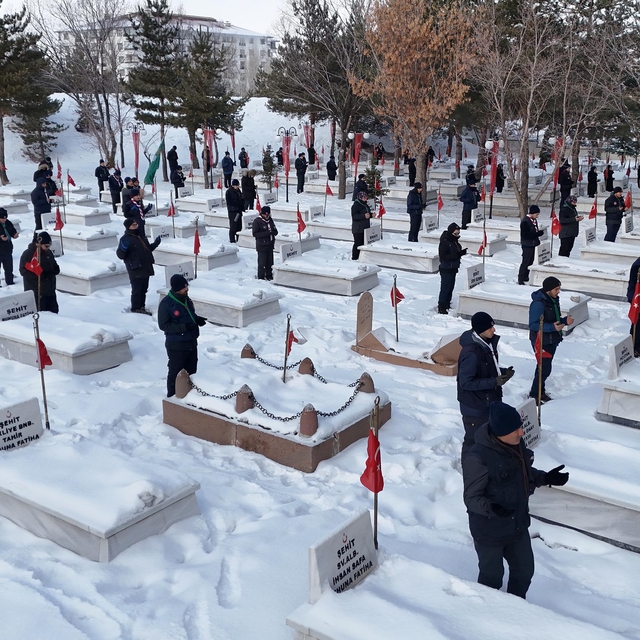 'Milli Bilinç Kampı'na' katılan 130 izciden Karskapı Şehitliği'ne ziyaret