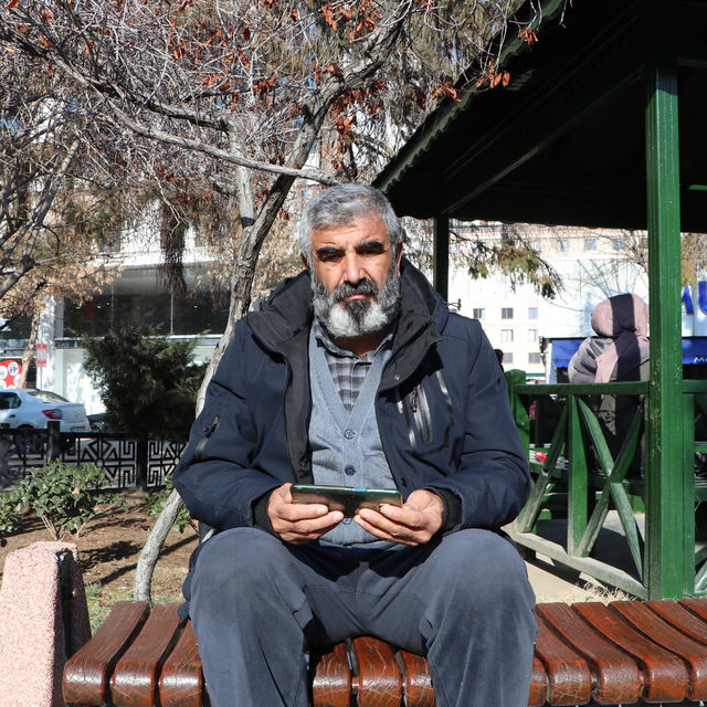 Kızı Rojin ile gezdiği yerlere gidip, sınıfındaki sırasına çiçek bıraktı