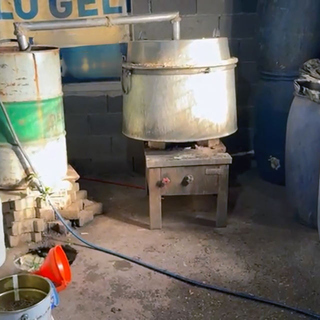 İmalathaneye çevirdiği evinde 1050 litre sahte içki ele geçirildi; 'yılbaşı...