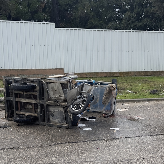 Adana'da otomobille çarpışan elektrikli bisikletteki 3 kişi yaralandı