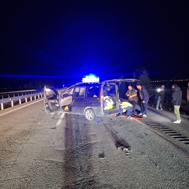 Afyonkarahisar'da tırın dorsesine çarpan hafif ticari araçtaki 5 kişi yaral...