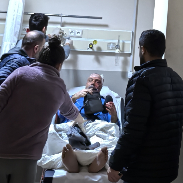 Sokakta tartıştığı kardeşini sopayla dövüp, tabancayla vurdu