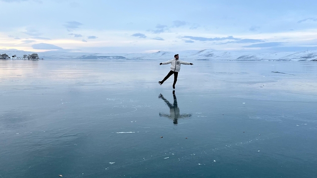 Buz pateni antrenöründen Çıldır Gölü'nde buz dansı