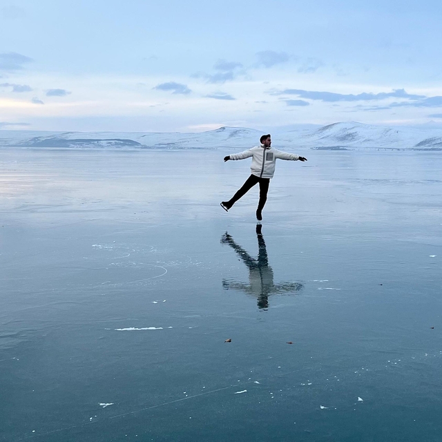 Buz pateni antrenöründen Çıldır Gölü'nde buz dansı