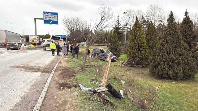 Kocaeli'de kontrolden çıkan otomobil ağaçlık alana devrildi